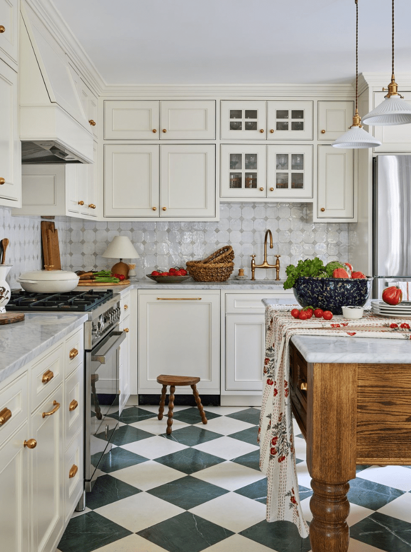 weiß-goldene Küche mit Vintage-Insel
