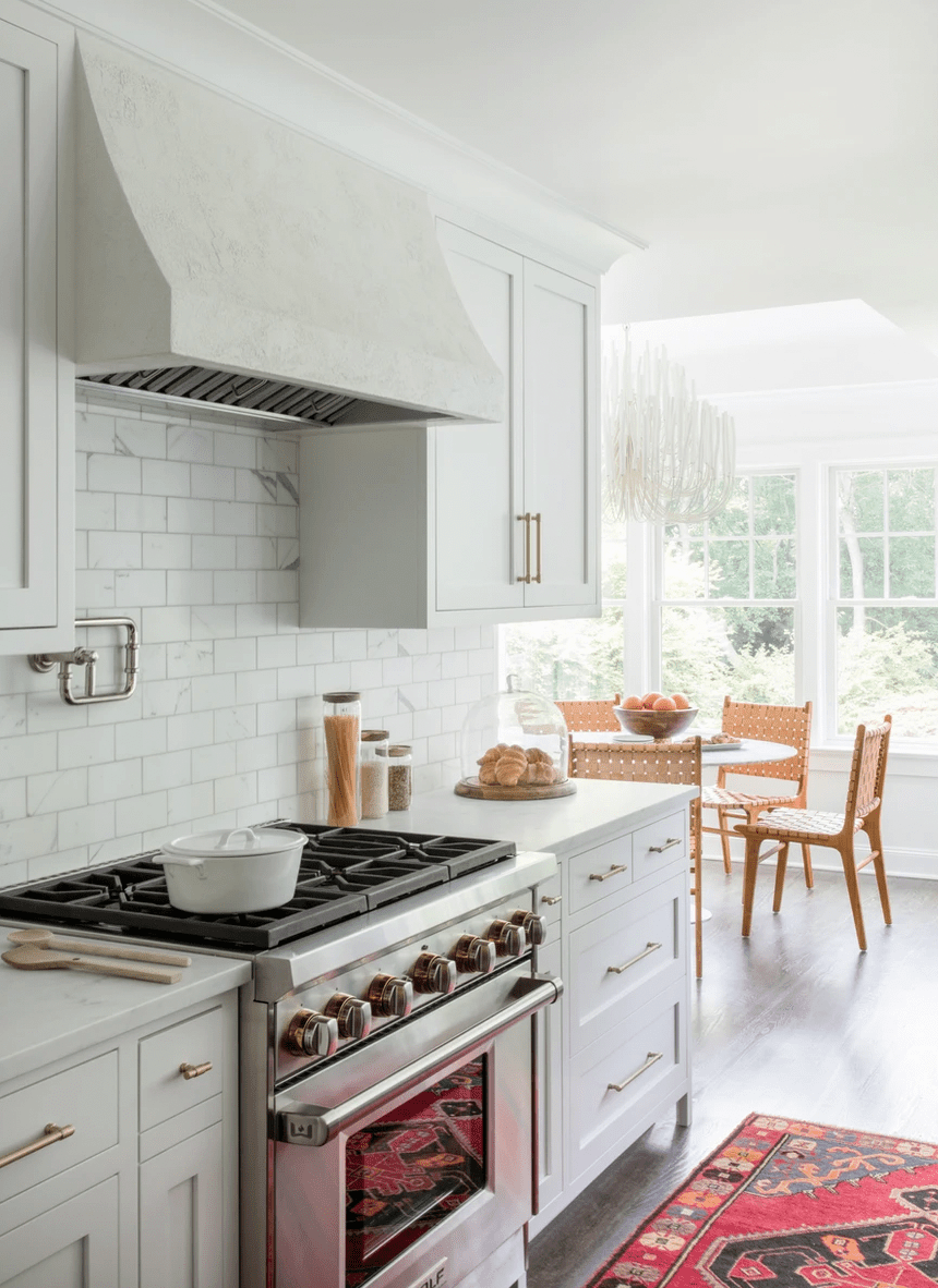 cocina blanca y dorada con azulejo de metro