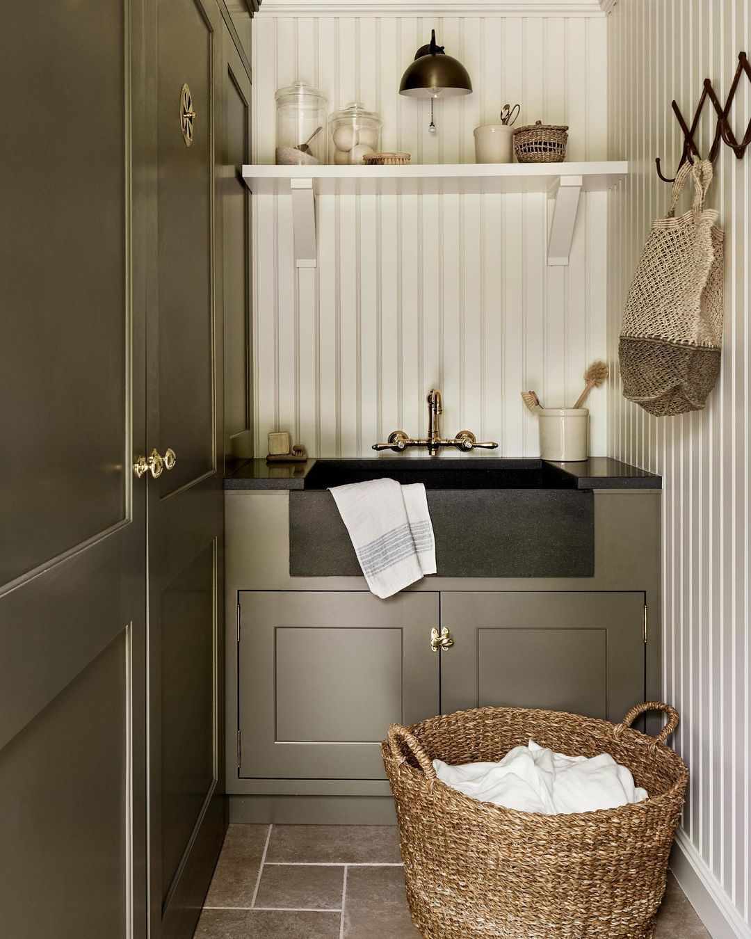 Lavadero rústico con armarios grises y paneles blancos de listones
