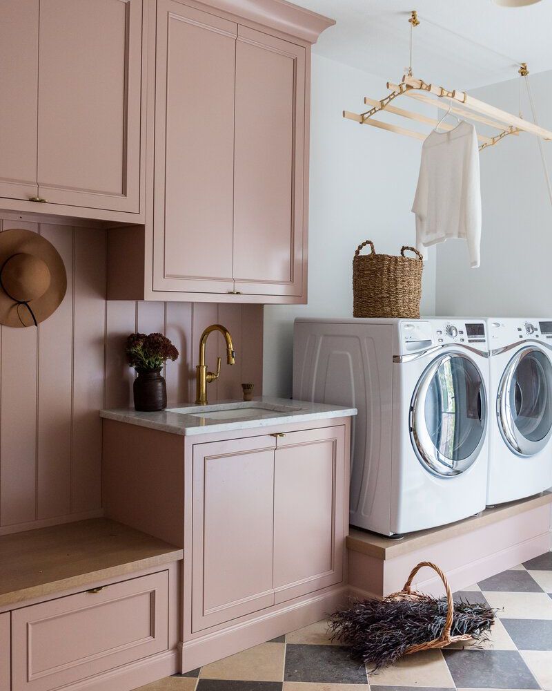 Rustikale rosa Waschküche 