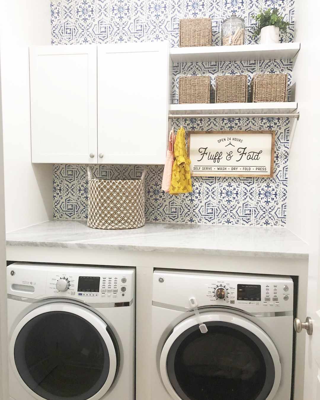 Rustikale Waschküche mit blau-weißer Tapete