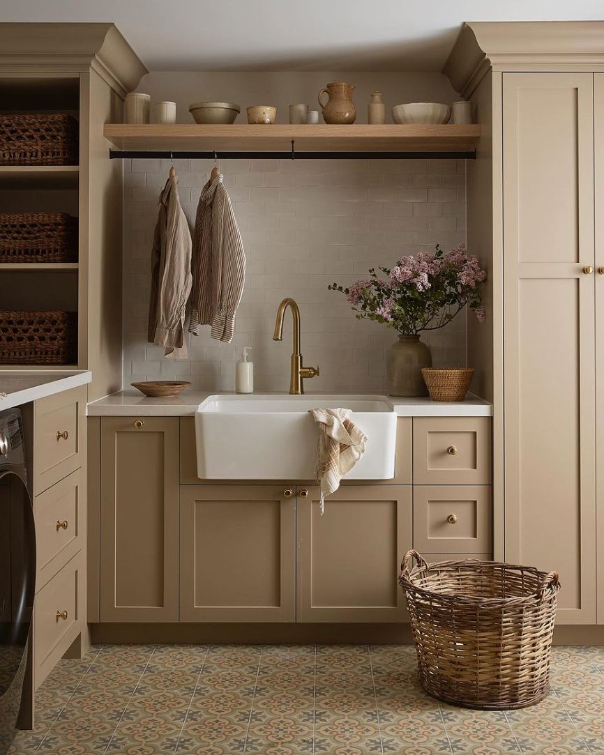 Buanderie rustique avec armoire beige et sol en béton peint