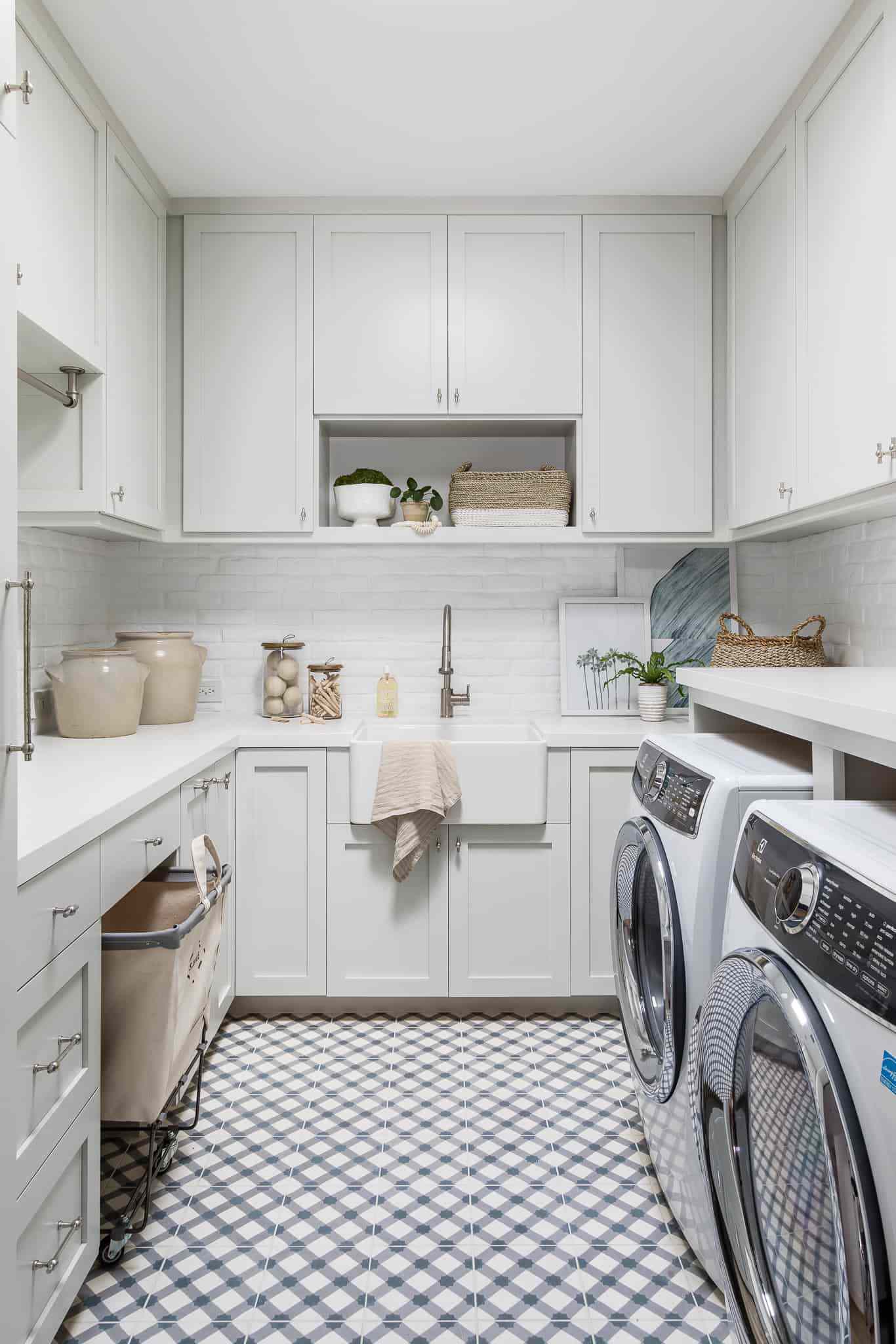 Rustikale weiße Waschküche mit gemustertem Kachelboden 