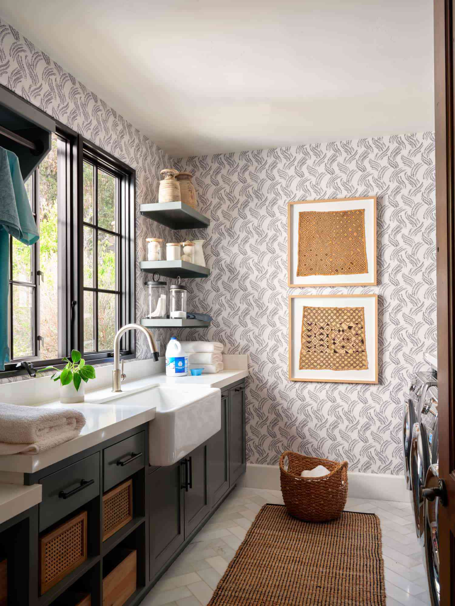Rustikale Waschküche mit waldgrünen Schränken und textiler Wandkunst