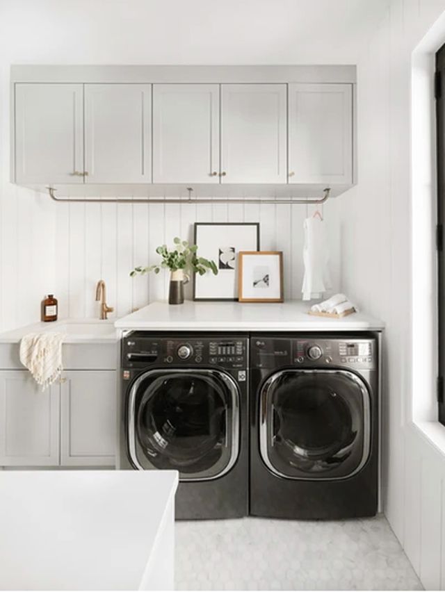 Rustikale Waschküche mit angelehnter Kunst