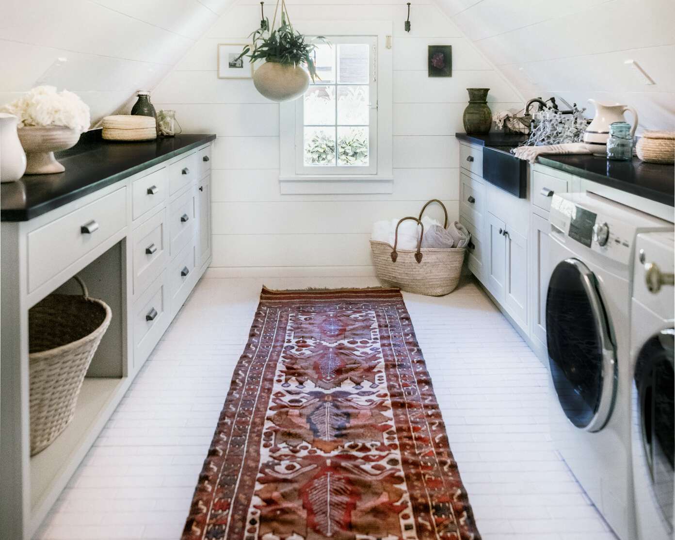 Rustikale Dachgeschoss-Waschküche mit rotem Vintage-Läufer