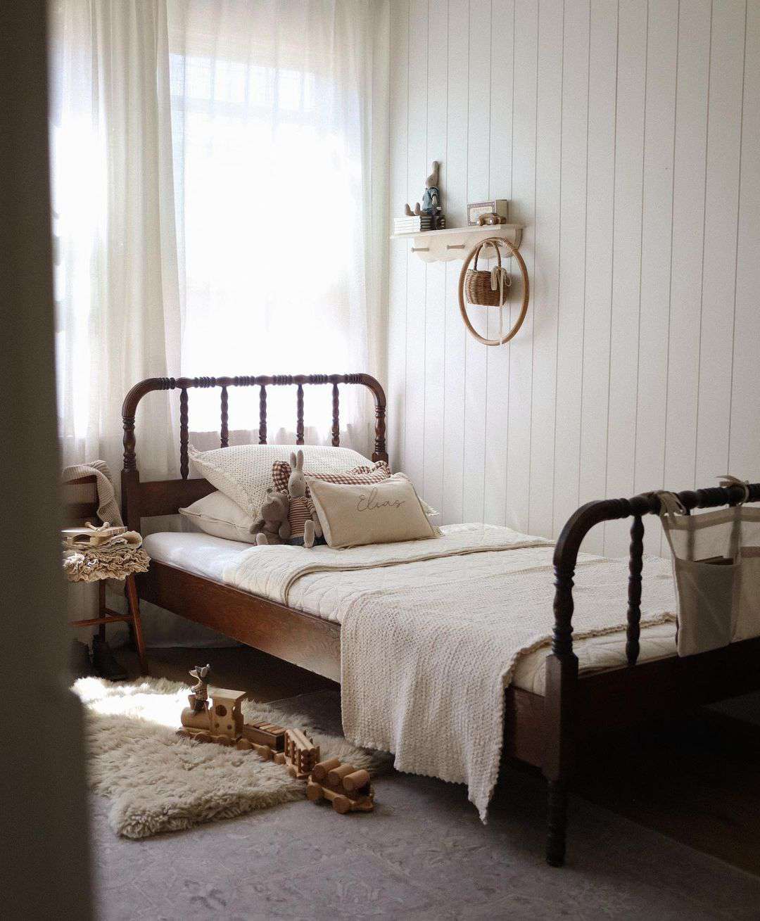 cama de niño frente a la ventana