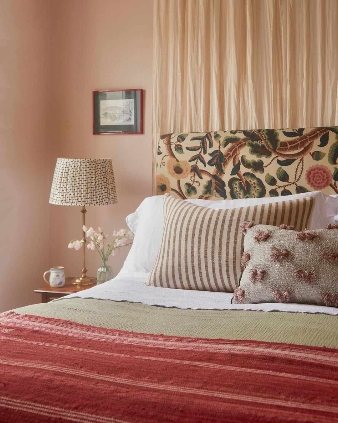 cortinas rosas detrás de la cama