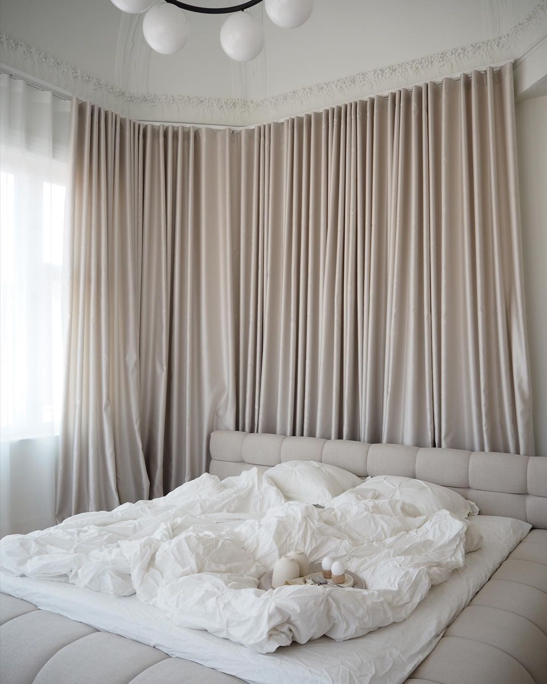cortinas altas detrás de la cama