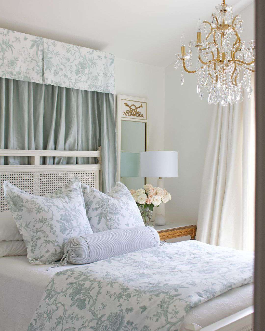 cortinas azules detrás de la cama 