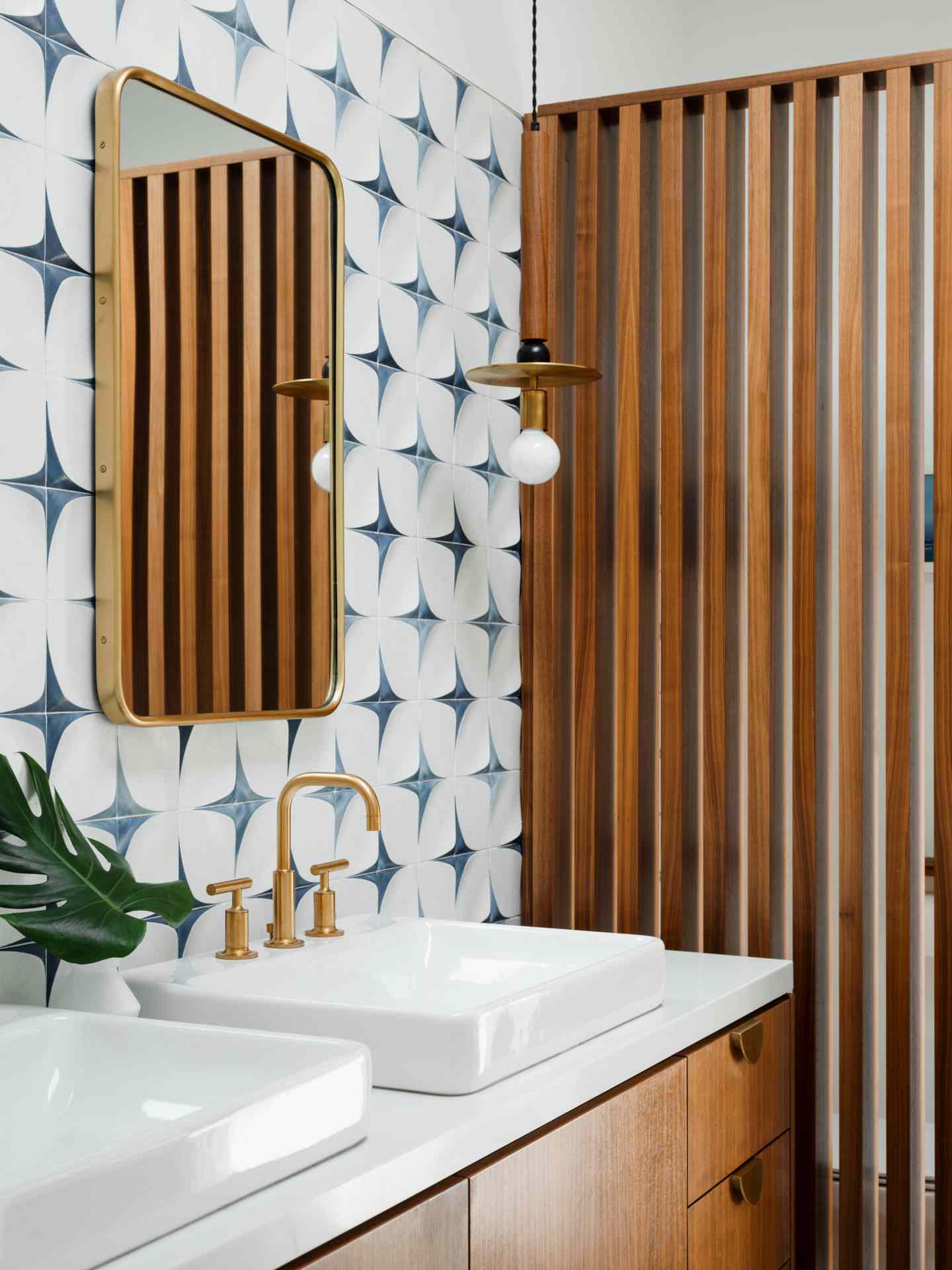 wood slat bathroom wall