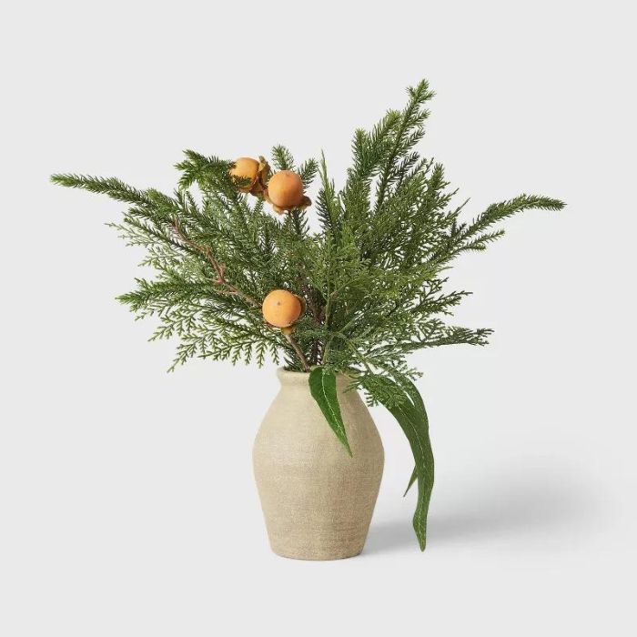 Vase mixte de fausse verdure pour les fêtes.