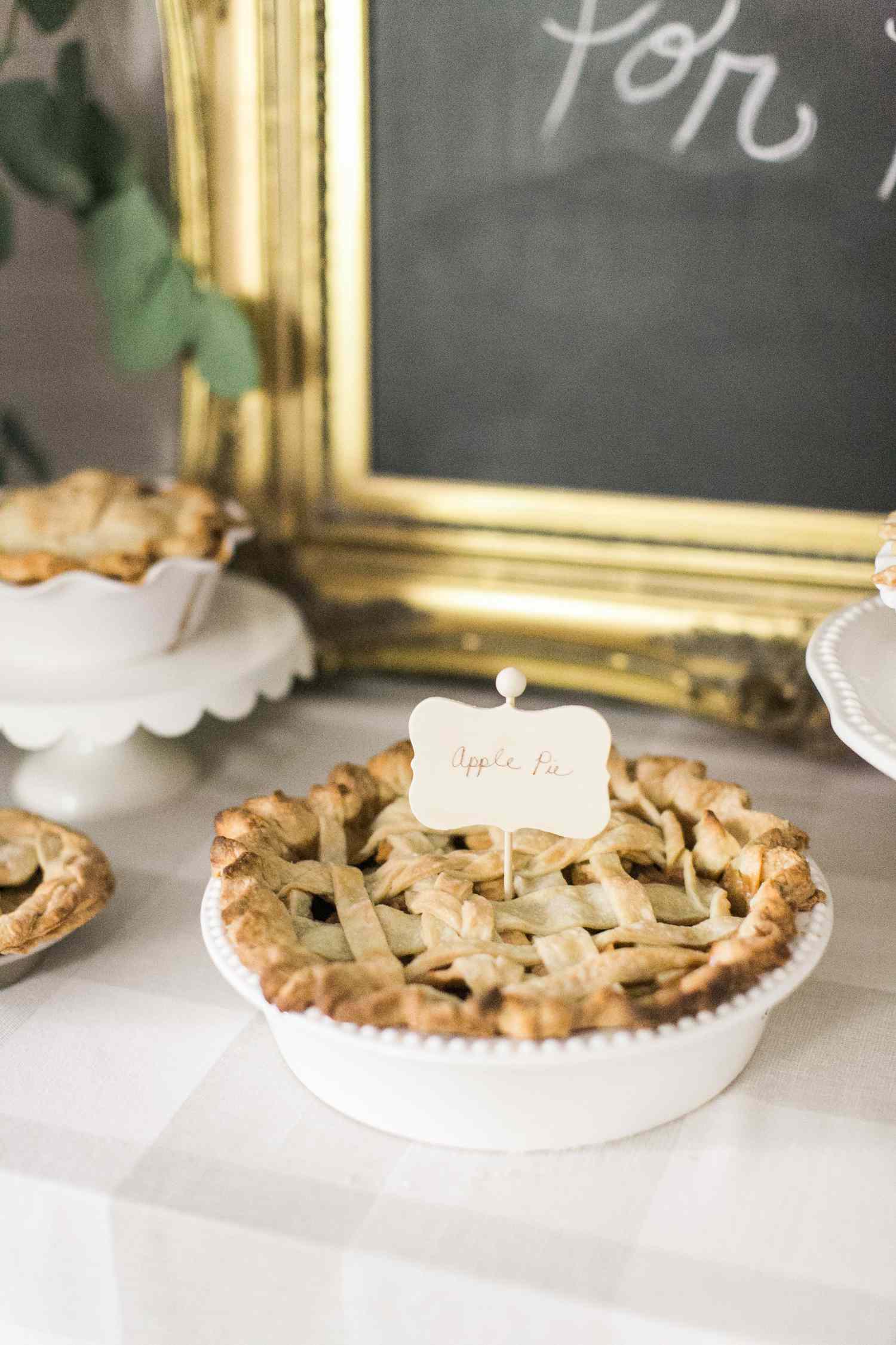 Gros plan sur une tarte aux pommes sur un présentoir de bar à tartes fait maison