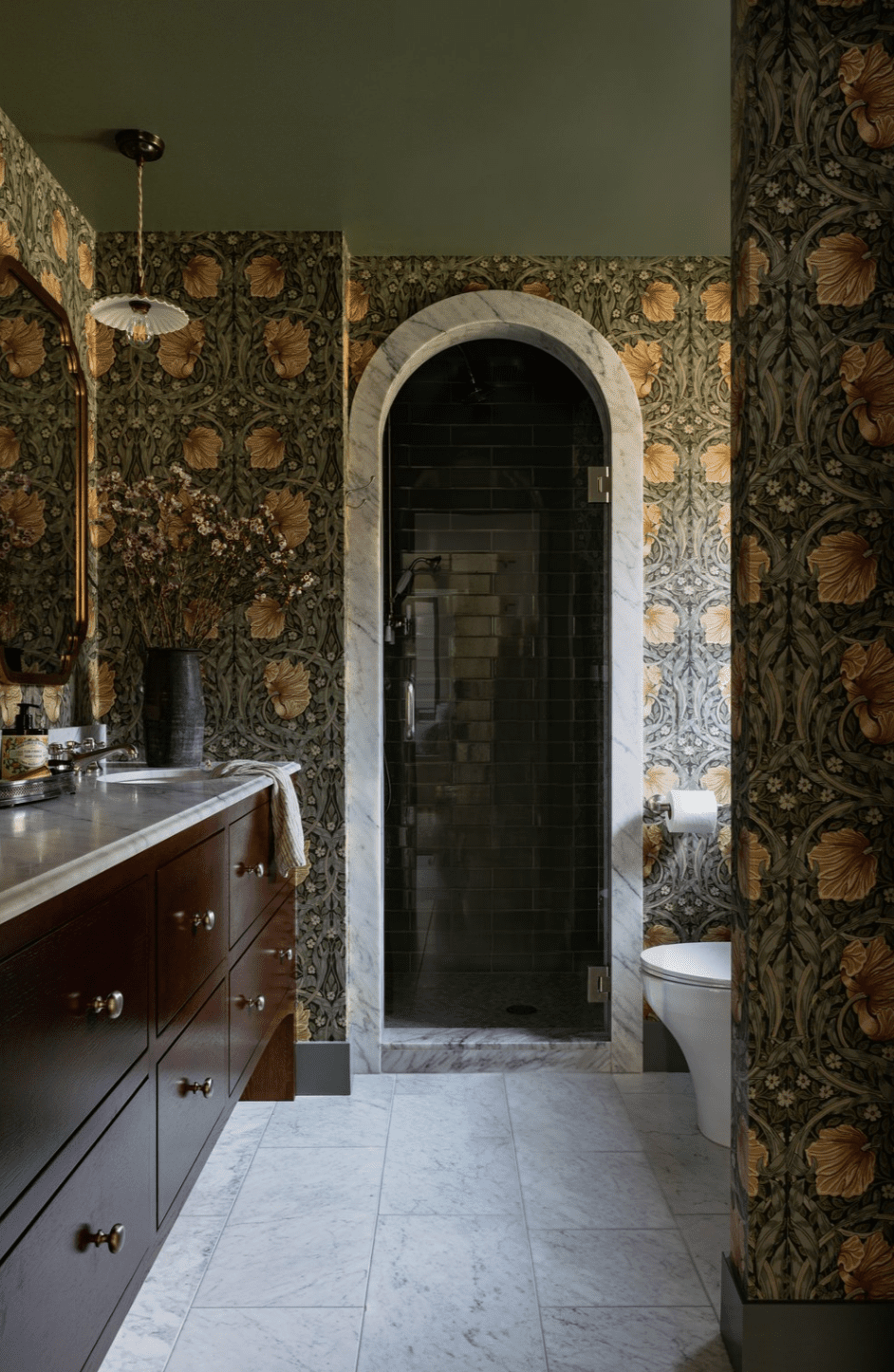 Parede verde-escura em um banheiro com papel de parede