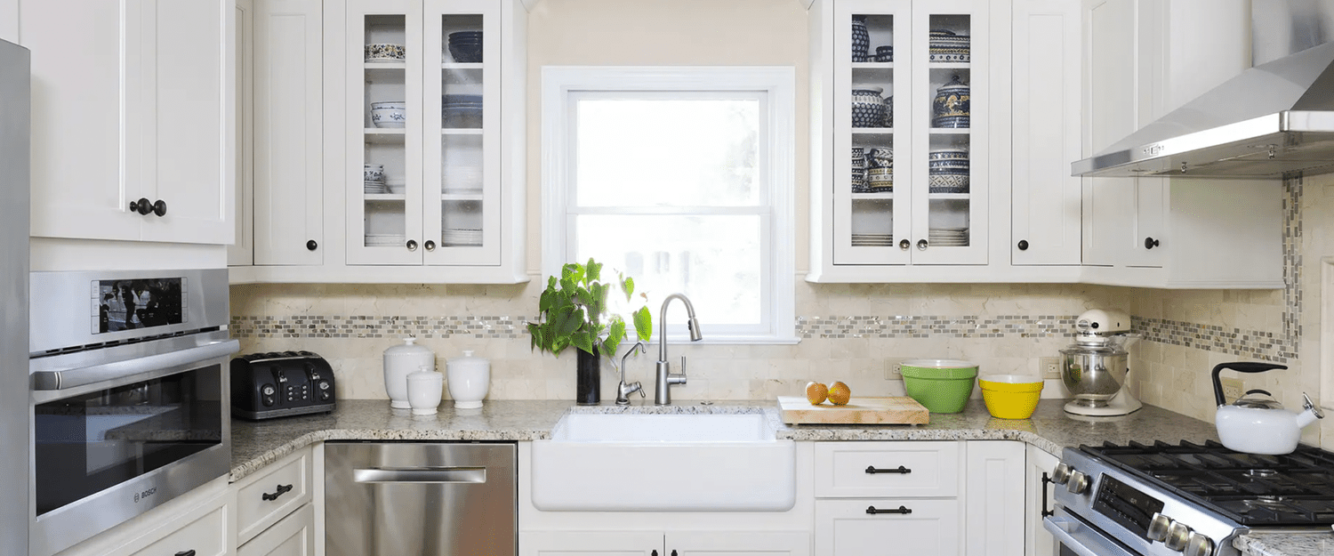 granito y backsplash con borde