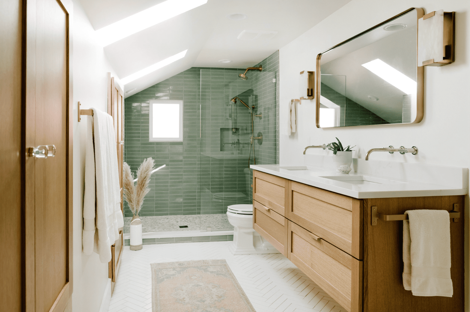 Mur carrelé vert dans la douche d'une salle de bain mansardée blanche