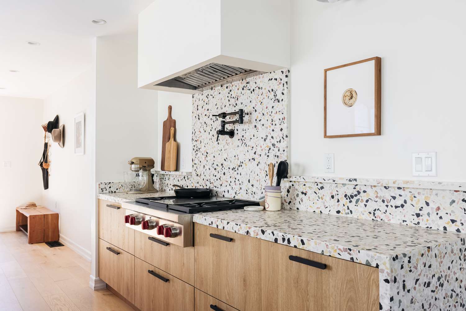 Weiße, schwarze und hellbraune Terrazzoplatten als Küchenarbeitsplatte und Aufkantung installiert