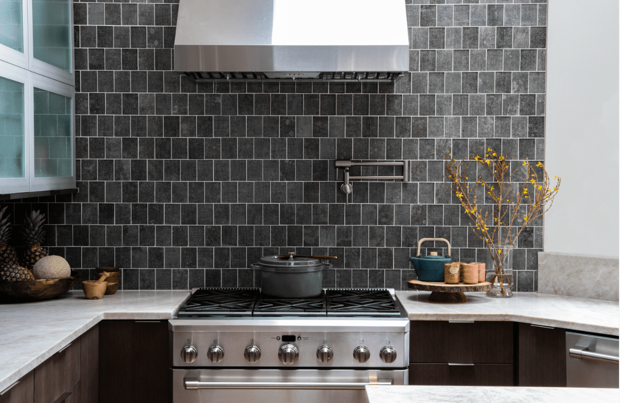 granito y backsplash gris negro