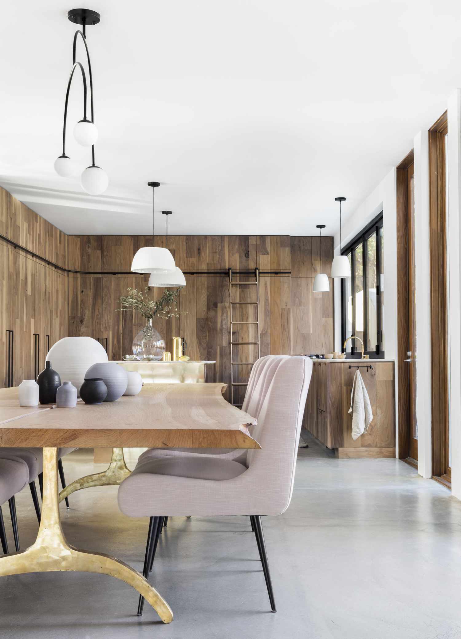 Salle à manger avec table en bois et or