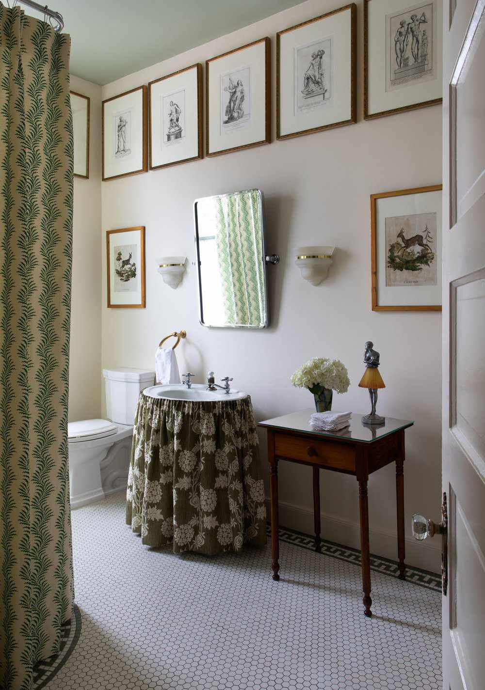  Salle de bain avec lavabo et table d'appoint