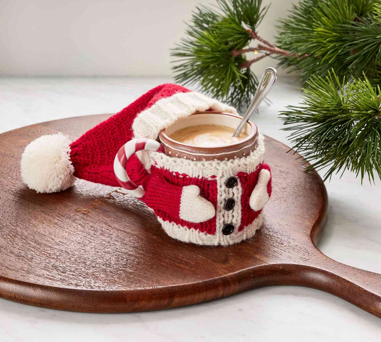 Coozie de caneca com roupa de Papai Noel enrolado em uma bebida quente