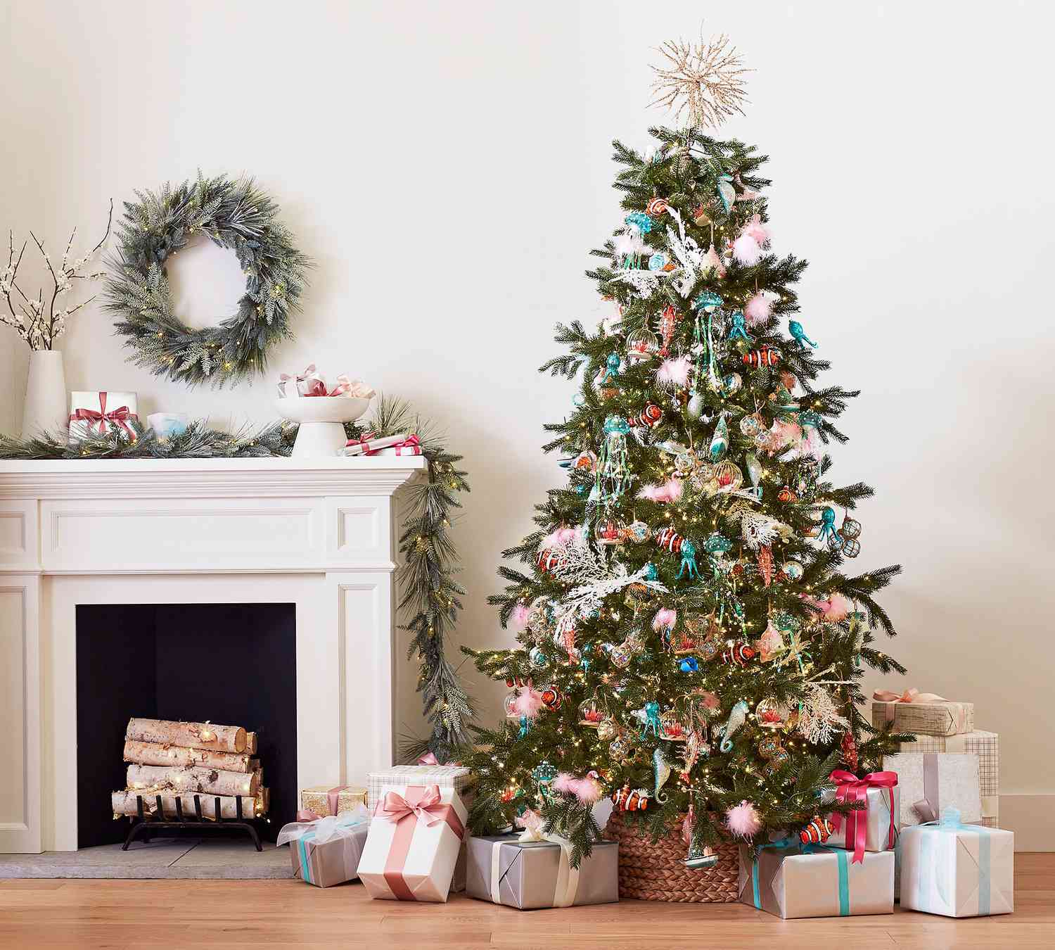Montagem de Natal com árvore, manto, coroa de flores e presentes da Pottery Barn