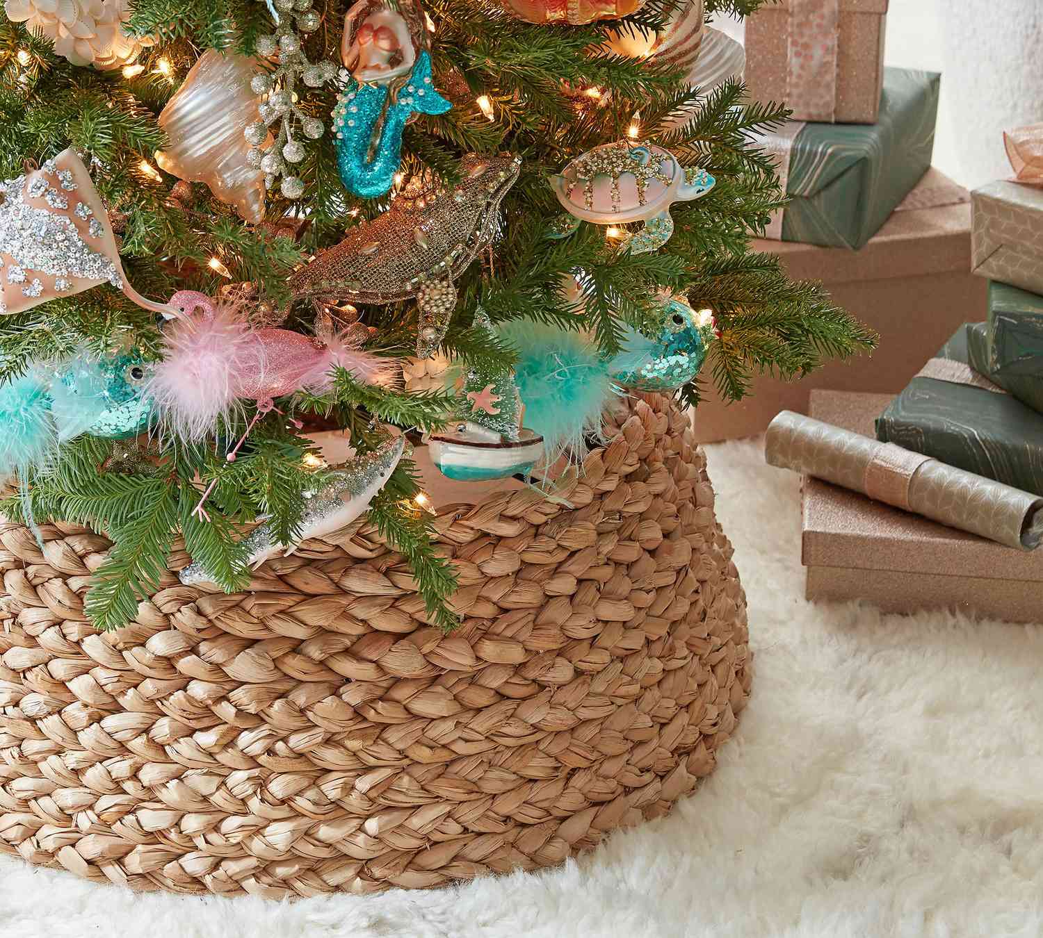 Geflochtener Baumkragen an der Unterseite eines Weihnachtsbaums auf Kunstfellteppich