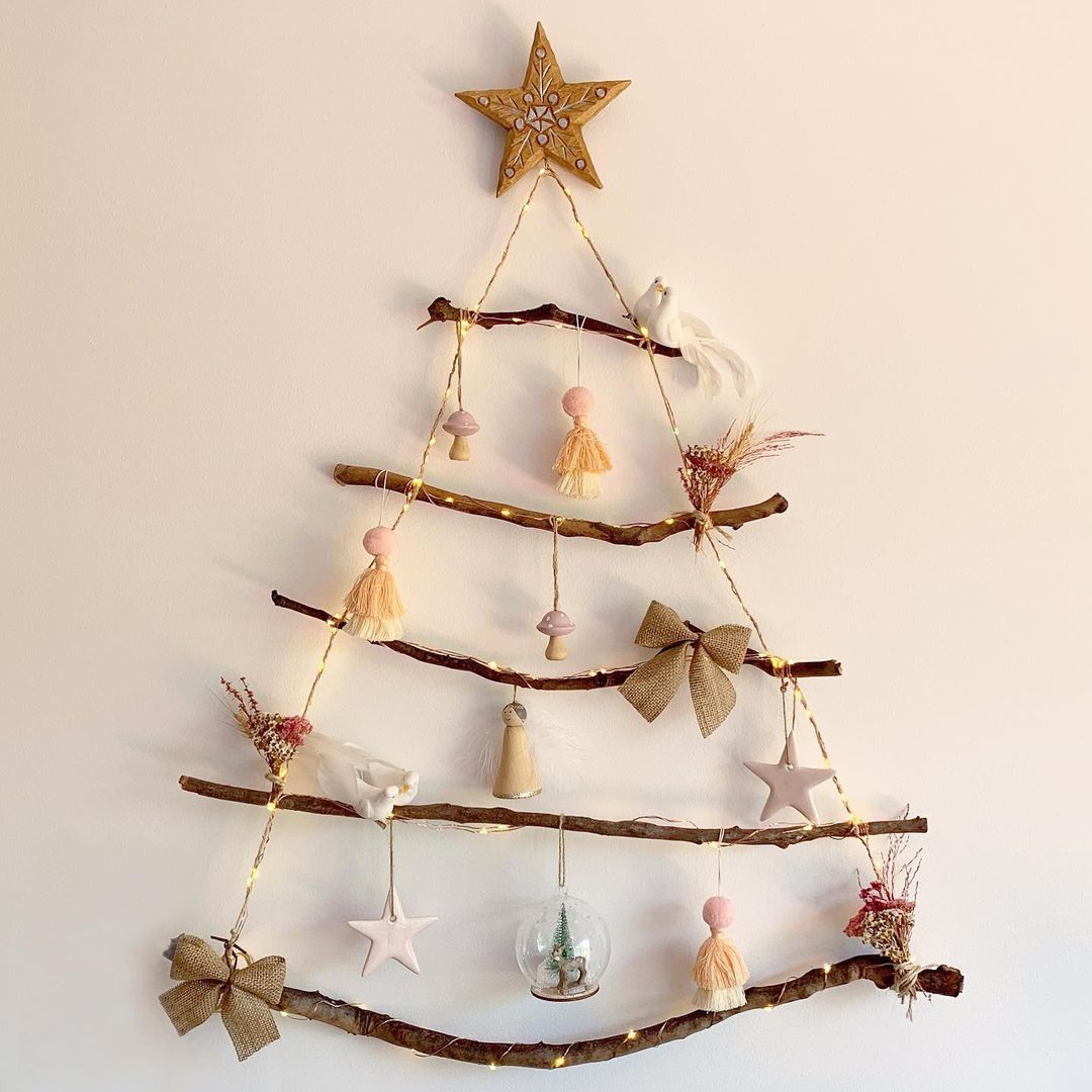 Un árbol de Navidad DIY colgante hecho con ramas