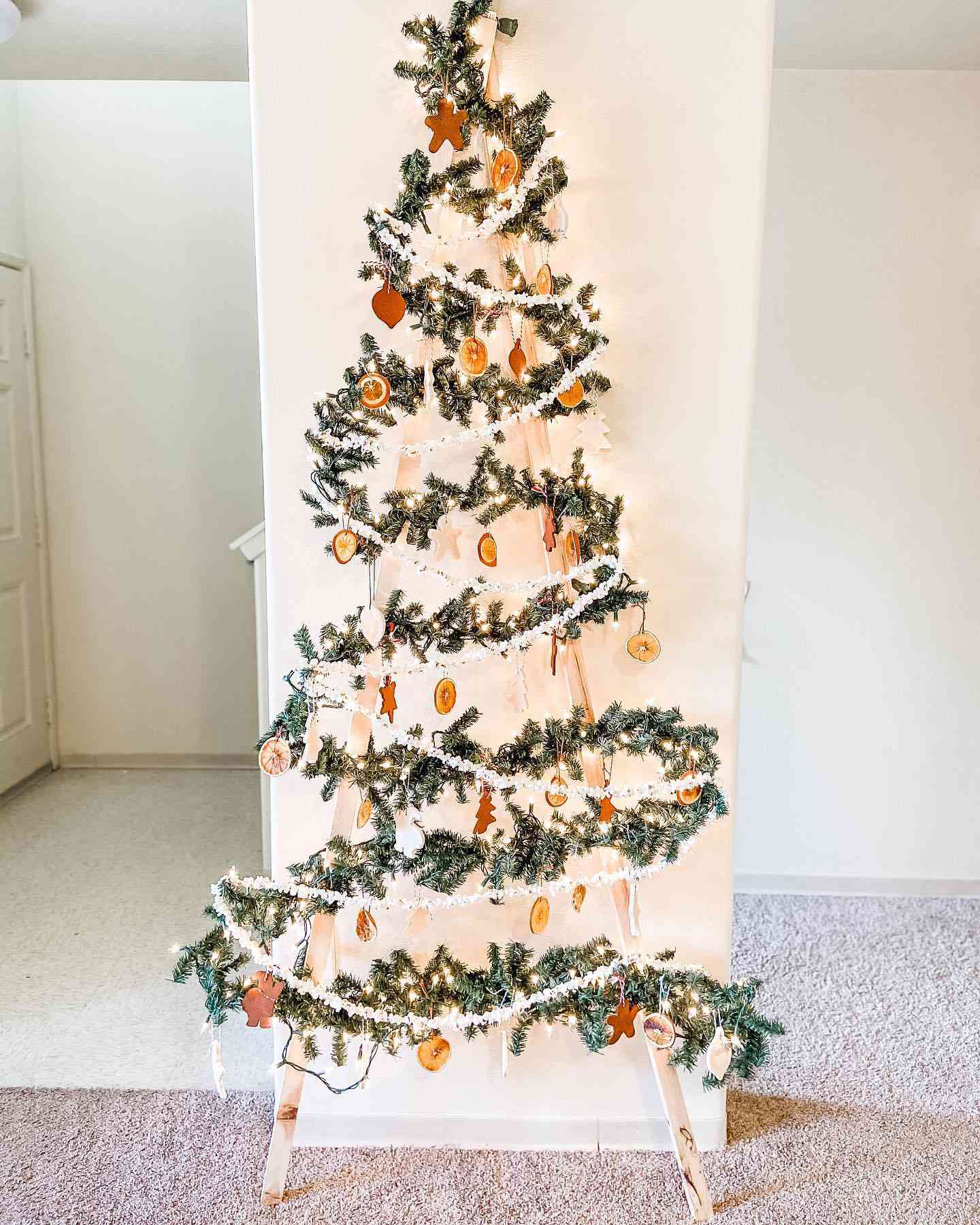 Ein Holzleiterbaum, geschmückt wie ein Weihnachtsbaum
