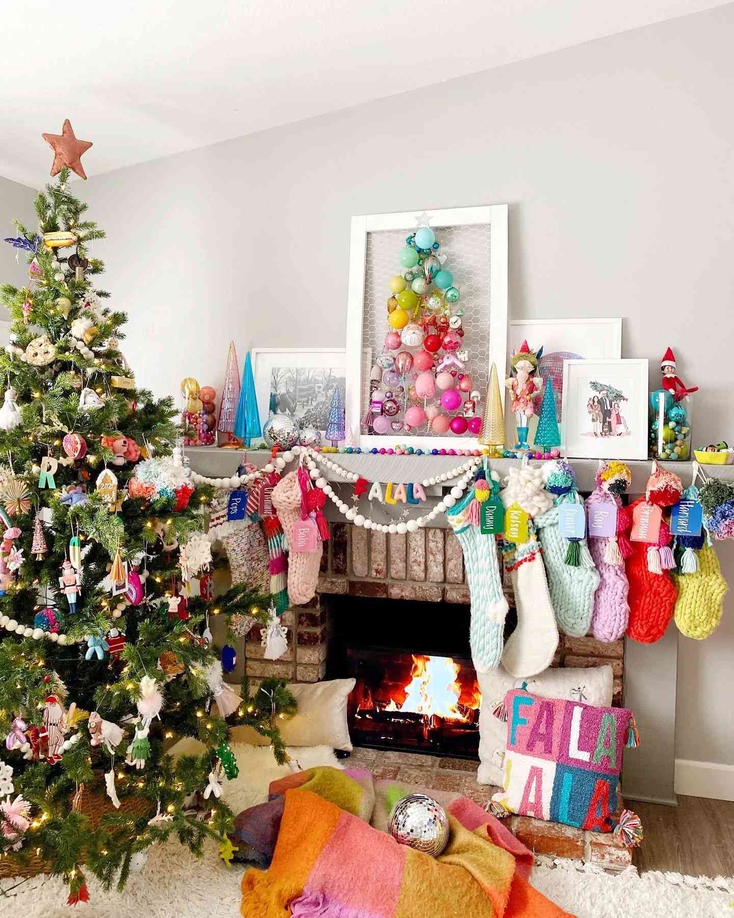 Un marco de alambre de gallinero con chucherías de colores en forma de árbol de Navidad 