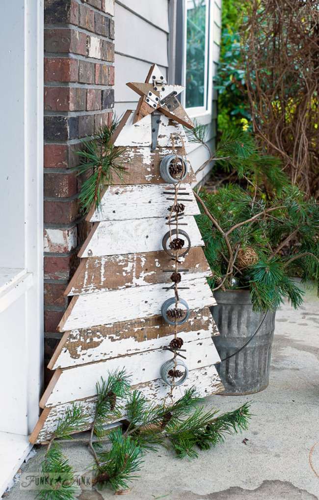 Ein Weihnachtsbaum im Freien aus wiederverwertetem Holz