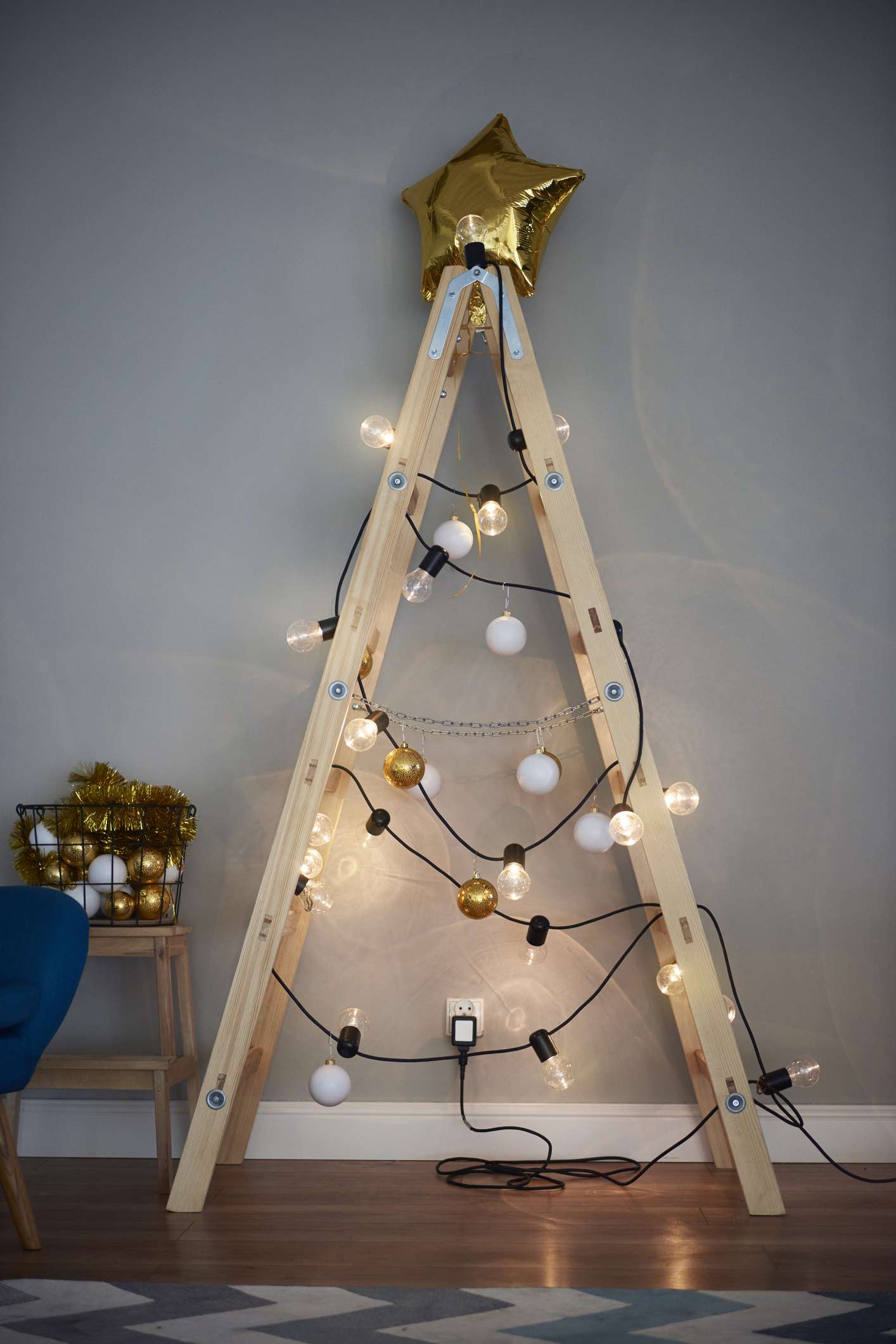 Un árbol de Navidad hecho con una escalera de madera