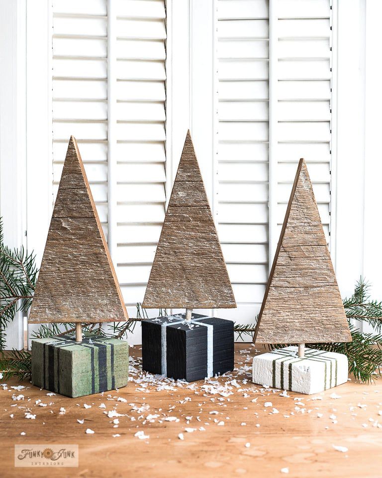 DIY-Weihnachtsbäume aus Dübeln und Restholz