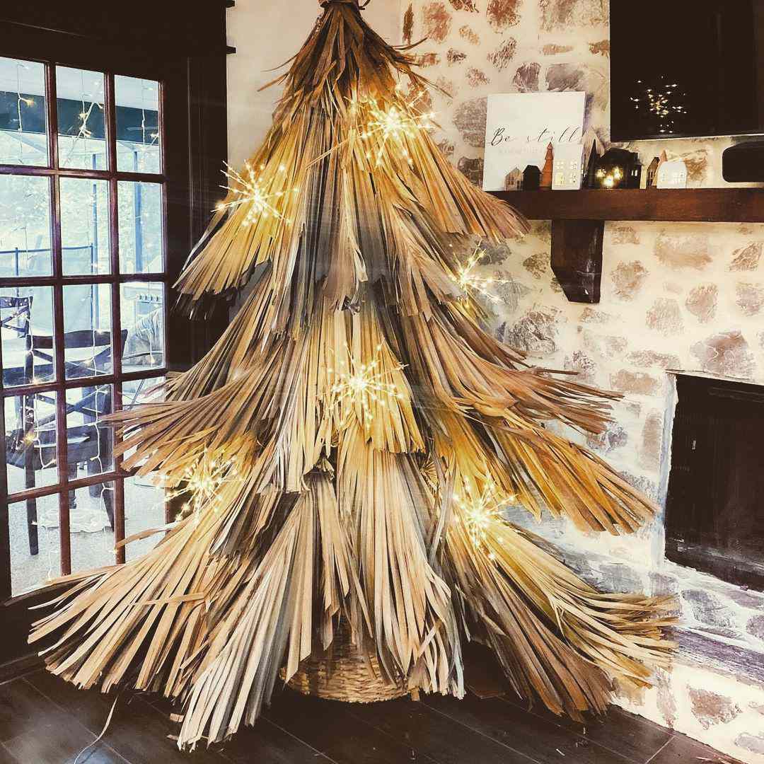 Ein selbst gebastelter Weihnachtsbaum aus getrockneten Palmen