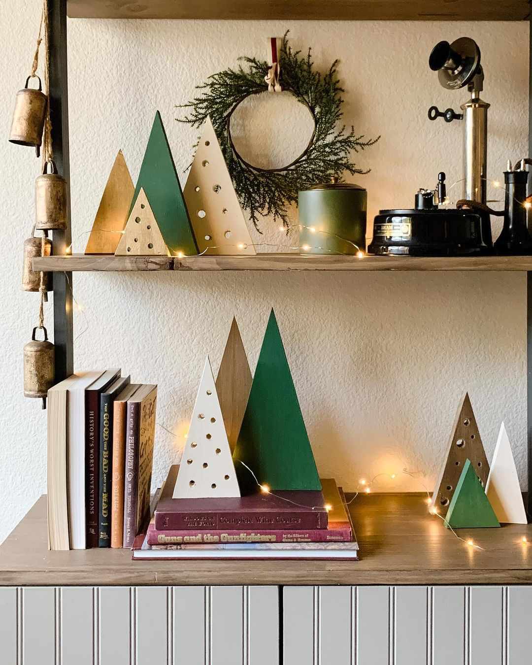 Pequeños árboles de Navidad de madera de colores