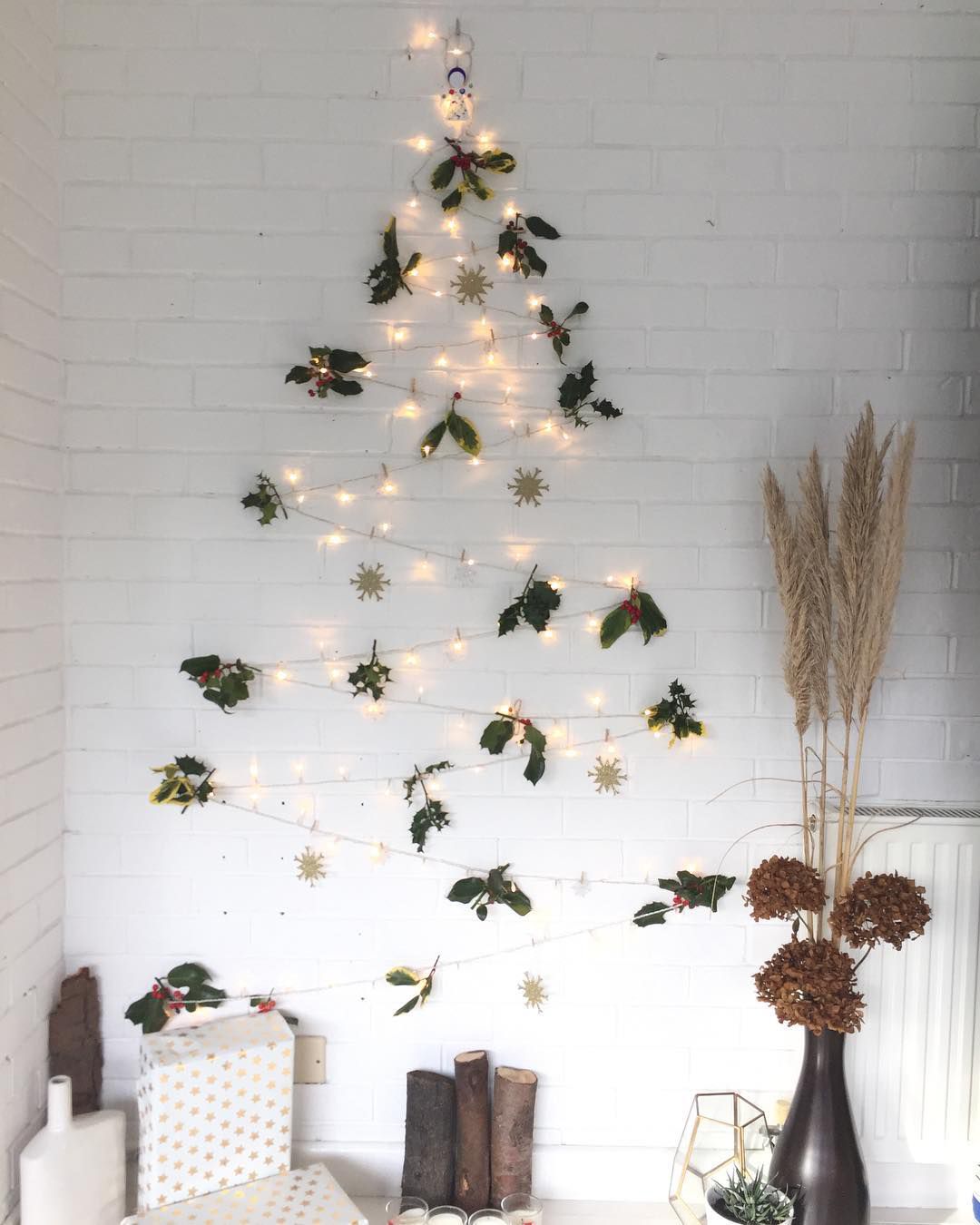 Luces de cuerda colgando en forma de árbol de Navidad