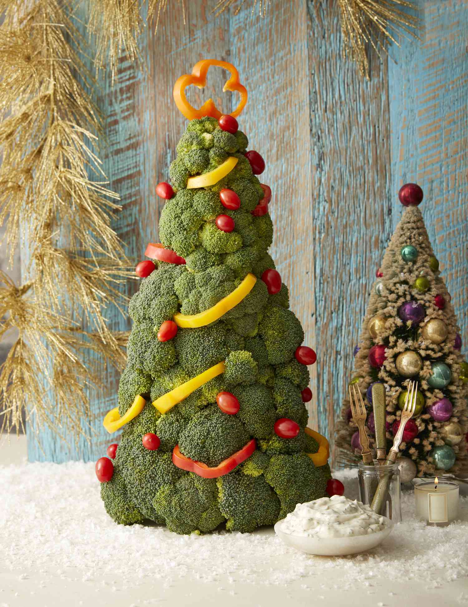 Un arbre de Noël comestible fait avec des brocolis et des poivrons