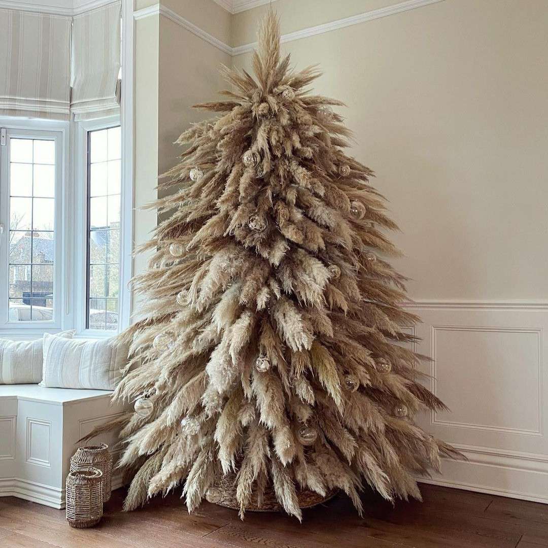 Un arbre de Noël fait avec des feuilles d'herbe de la pampa