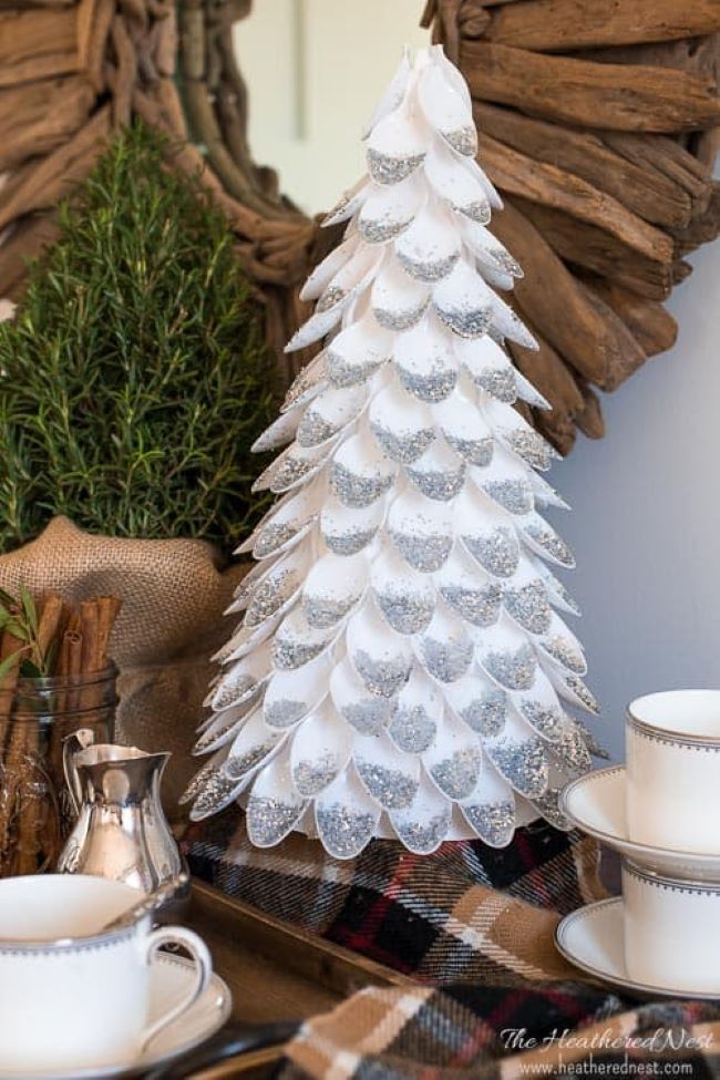 Un arbre de Noël fait de cuillères en plastique