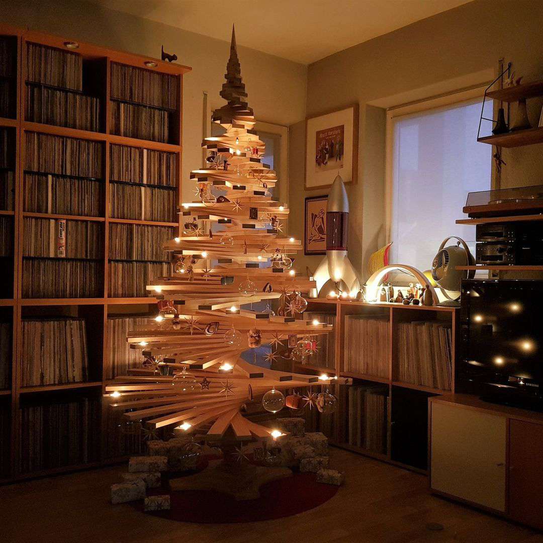 Un grand arbre de Noël en bois