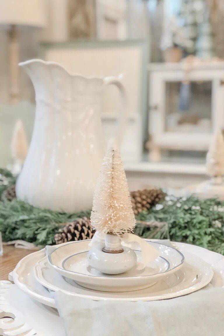 Ein Flaschenbürsten-Weihnachtsbaum und ein Türknauf-Tischset
