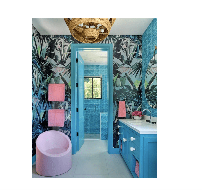 Banheiro azul-petróleo com detalhes em rosa