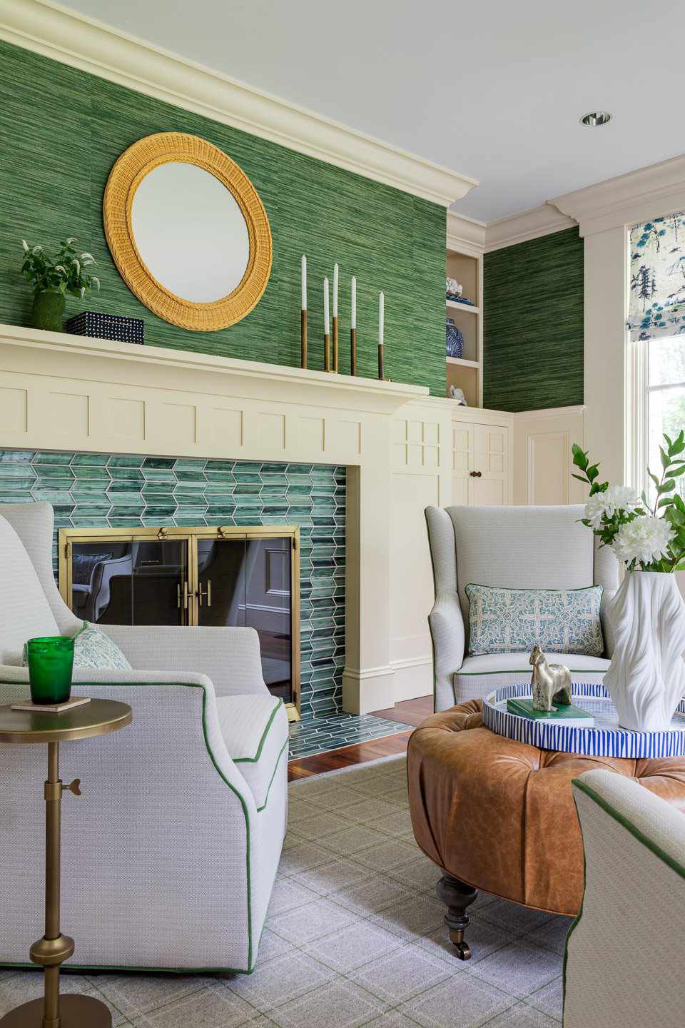 Sala de estar com lareira de azulejos azul-petróleo e papel de parede de tecido de grama verde