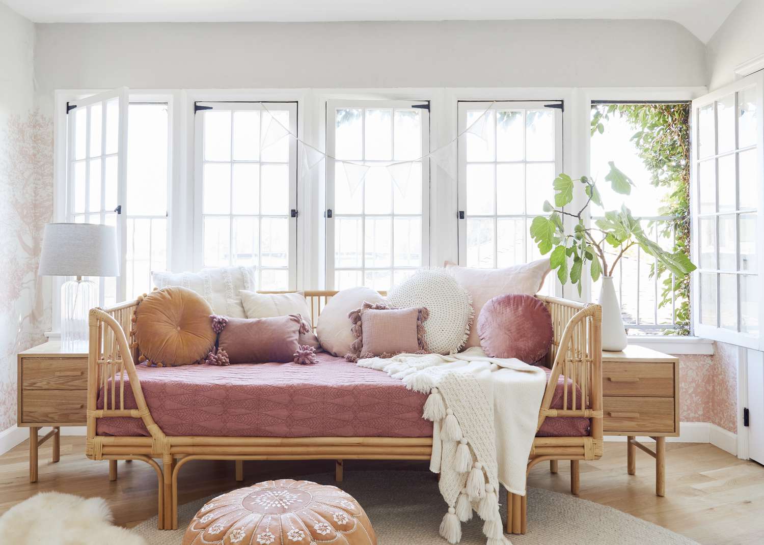 Um sofá cor de pêssego fica quase rosa rosado quando combinado com paredes brancas