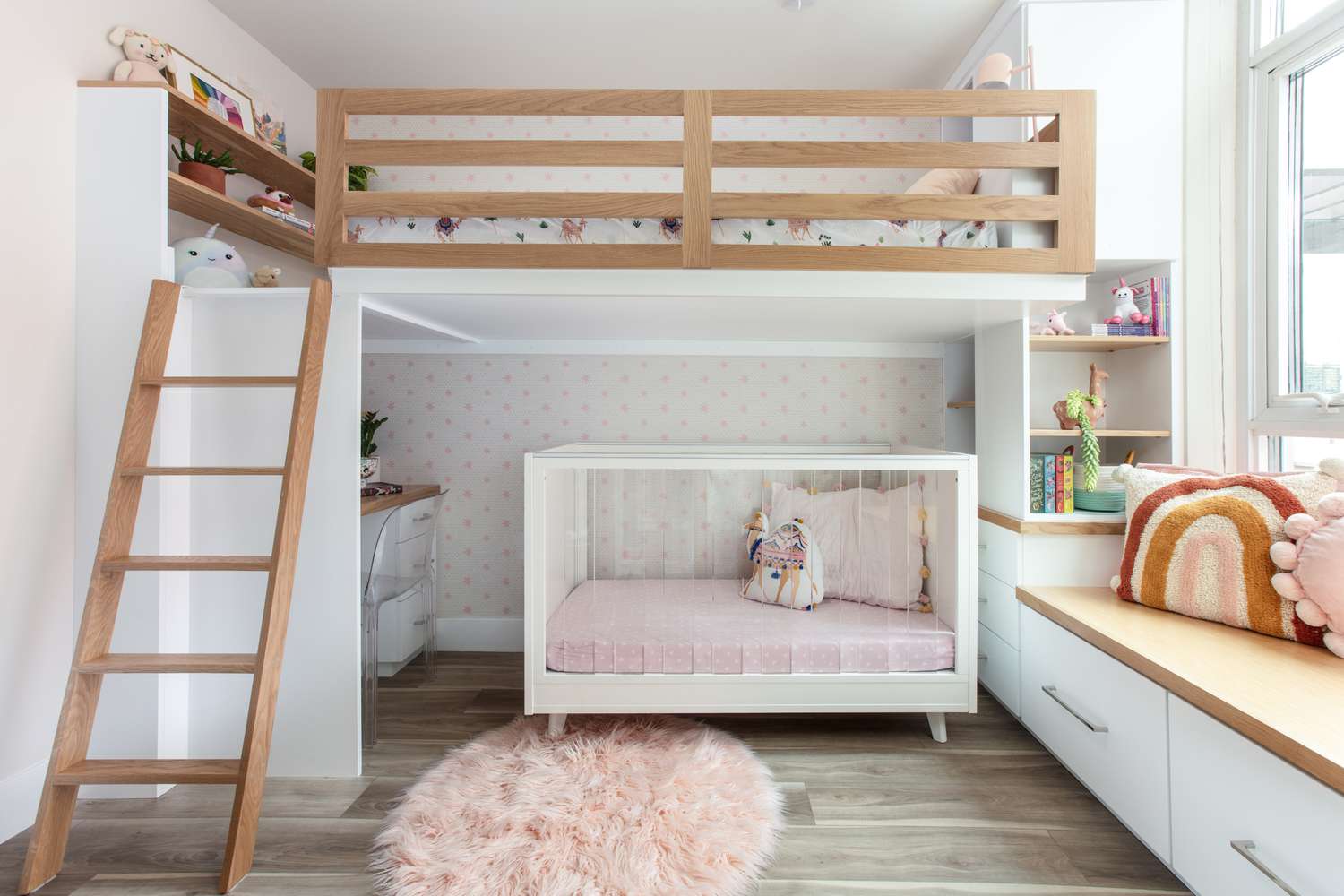 Ein Etagenbett steht über einem Kinderbett, und alle Räume sind in Pfirsich- und Weißtönen gehalten