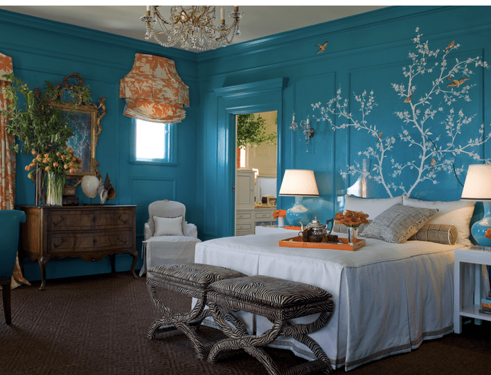 Dormitorio cerceta con toques naranjas y taburetes x tapizados de cebra 