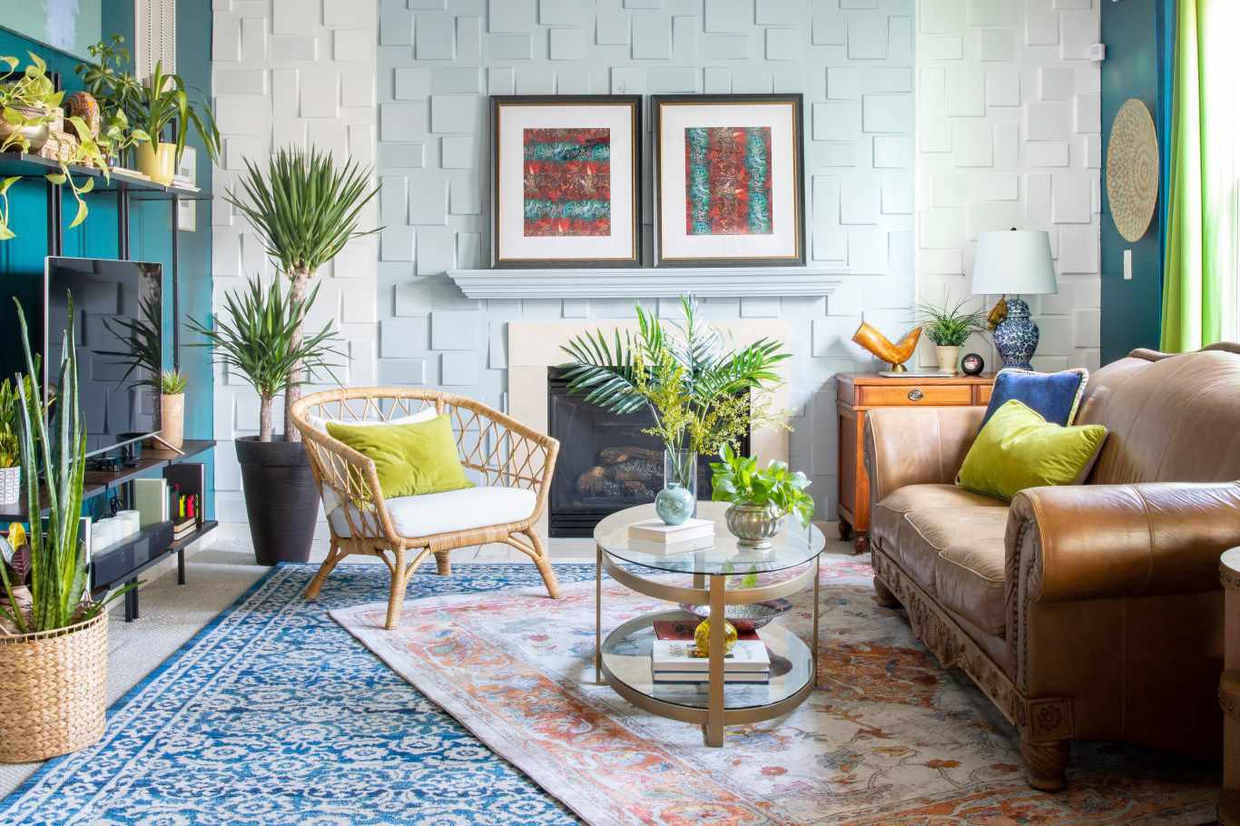 Sala de estar de inspiração litorânea com paredes azul-petróleo, sofá de couro e cadeira de vime
