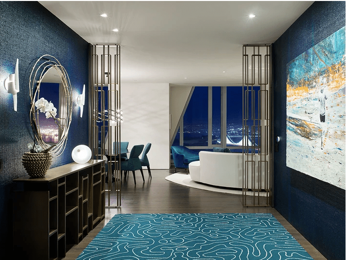 Entrada com paredes azuis meia-noite e tapete moderno de padrão gráfico azul-petróleo
