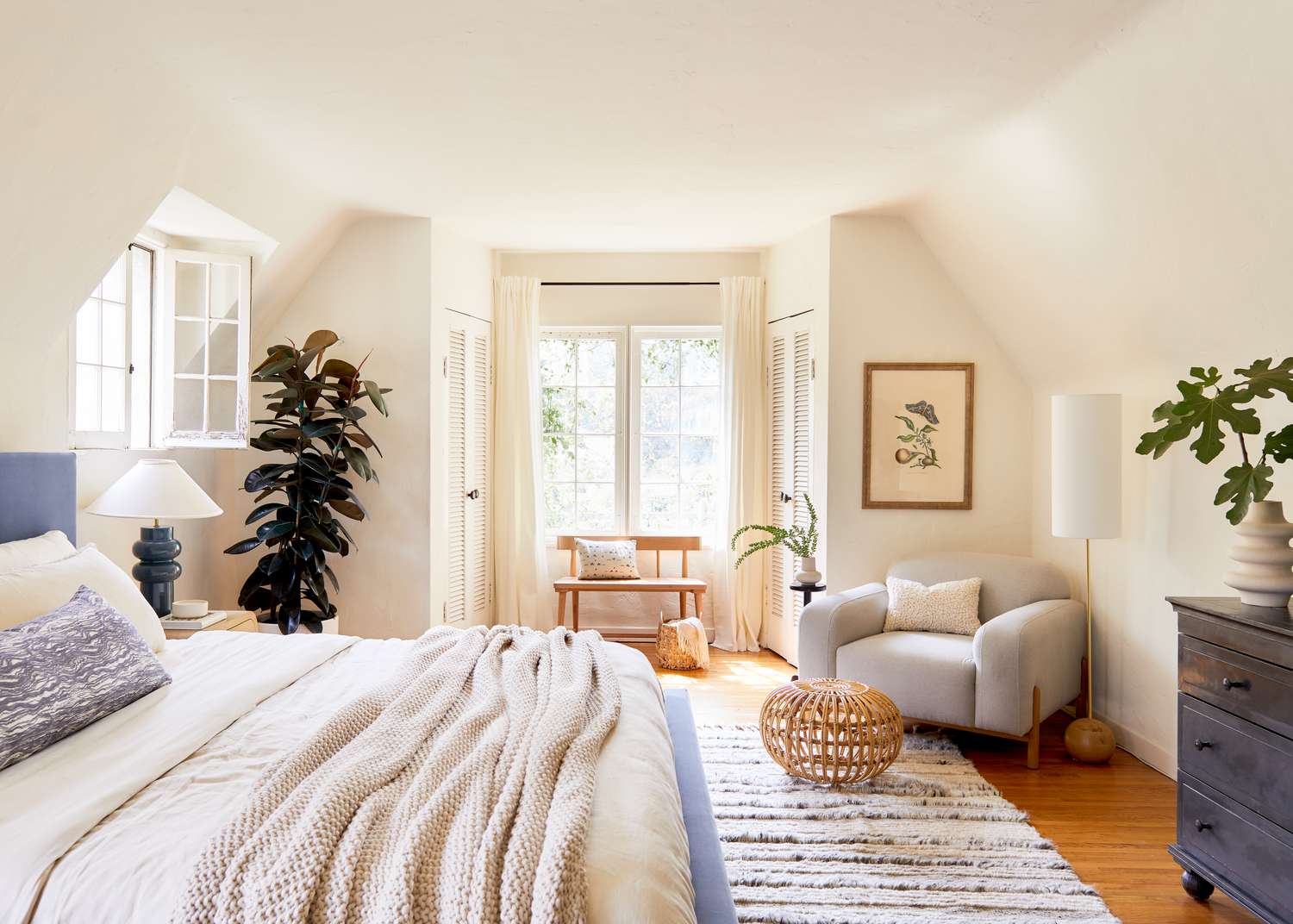 Um quarto com uma alcova é revestido em uma cor pêssego neutra e suave