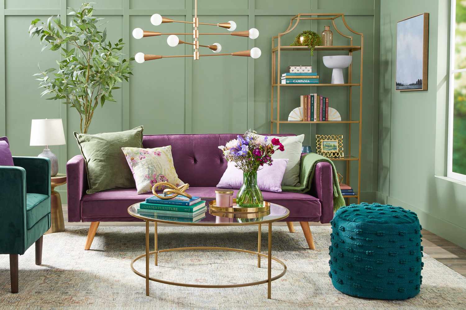 Sala verde menta com sofá roxo e pufe azul-petróleo